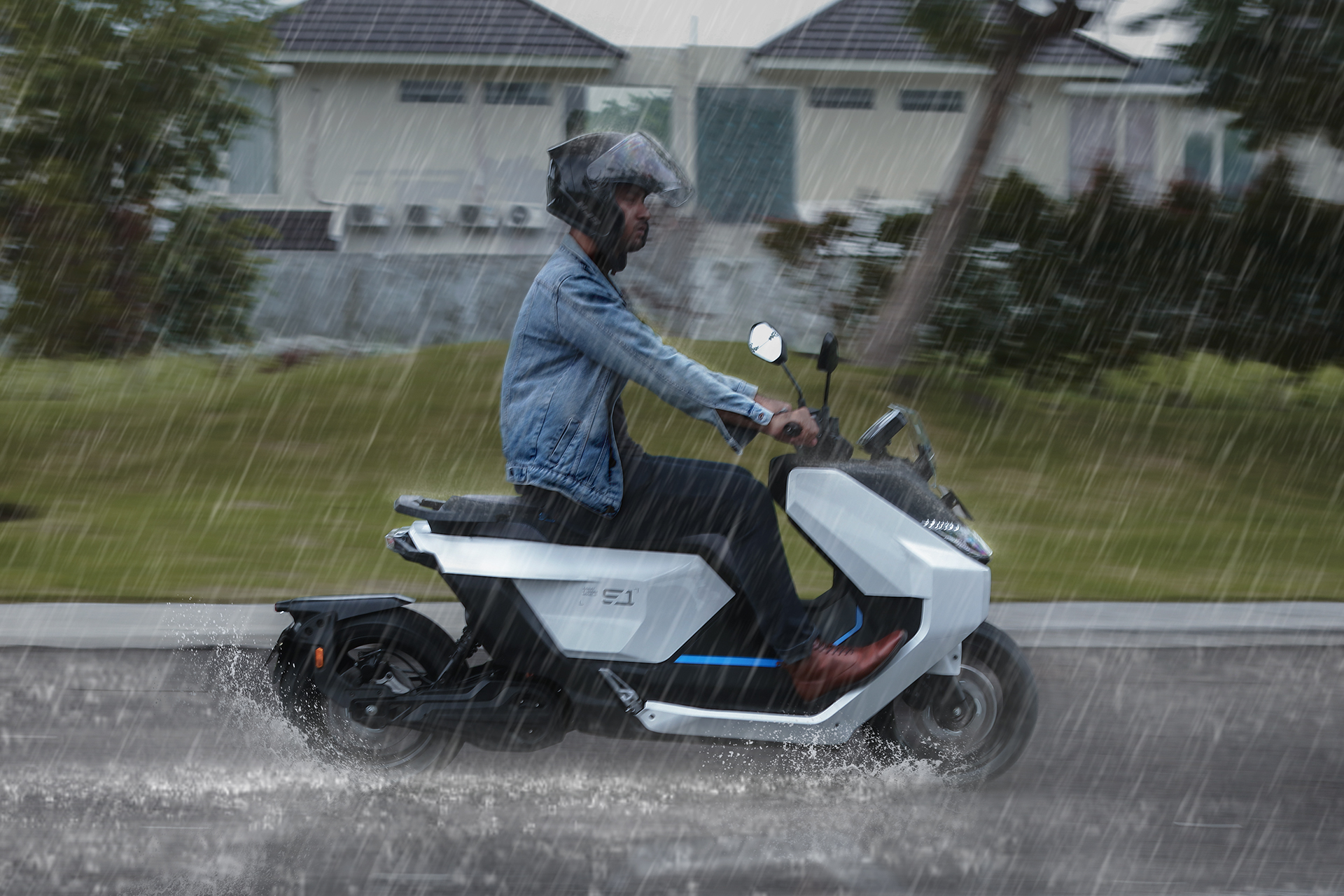 Hujan Bukan Masalah: Teknologi Waterproof IP67 SAVART Motors untuk Keamanan Berkendara di Segala Cuaca cover image