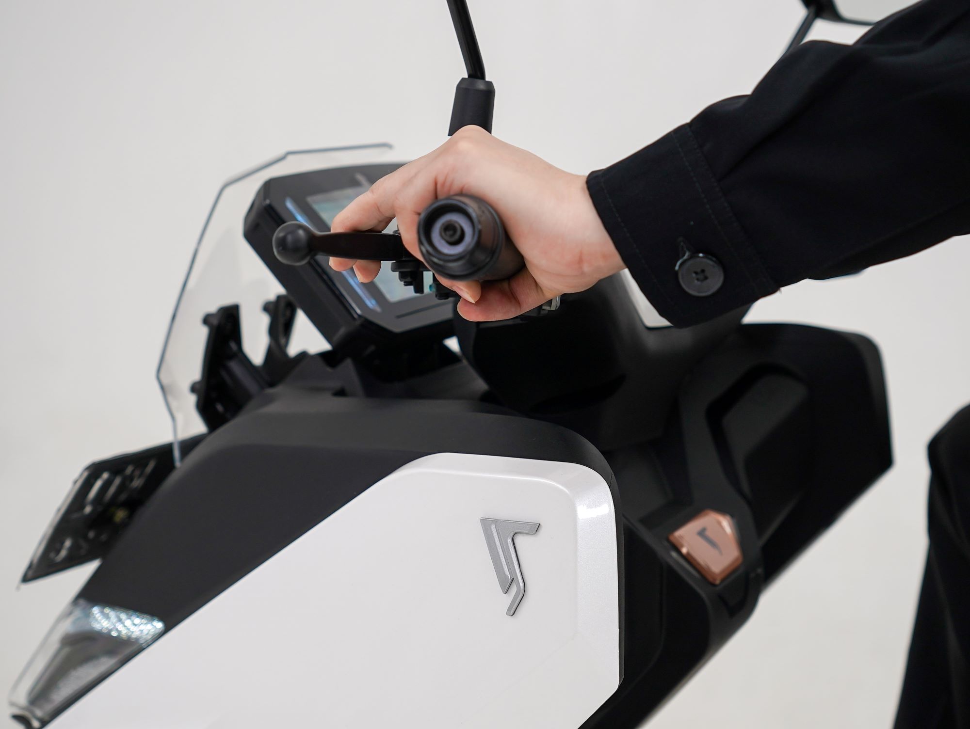 Daya dan Performa: Menyelami Lebih Dalam E-Motor SAVART,19 HP Liquid-Cooled E-Motor cover image