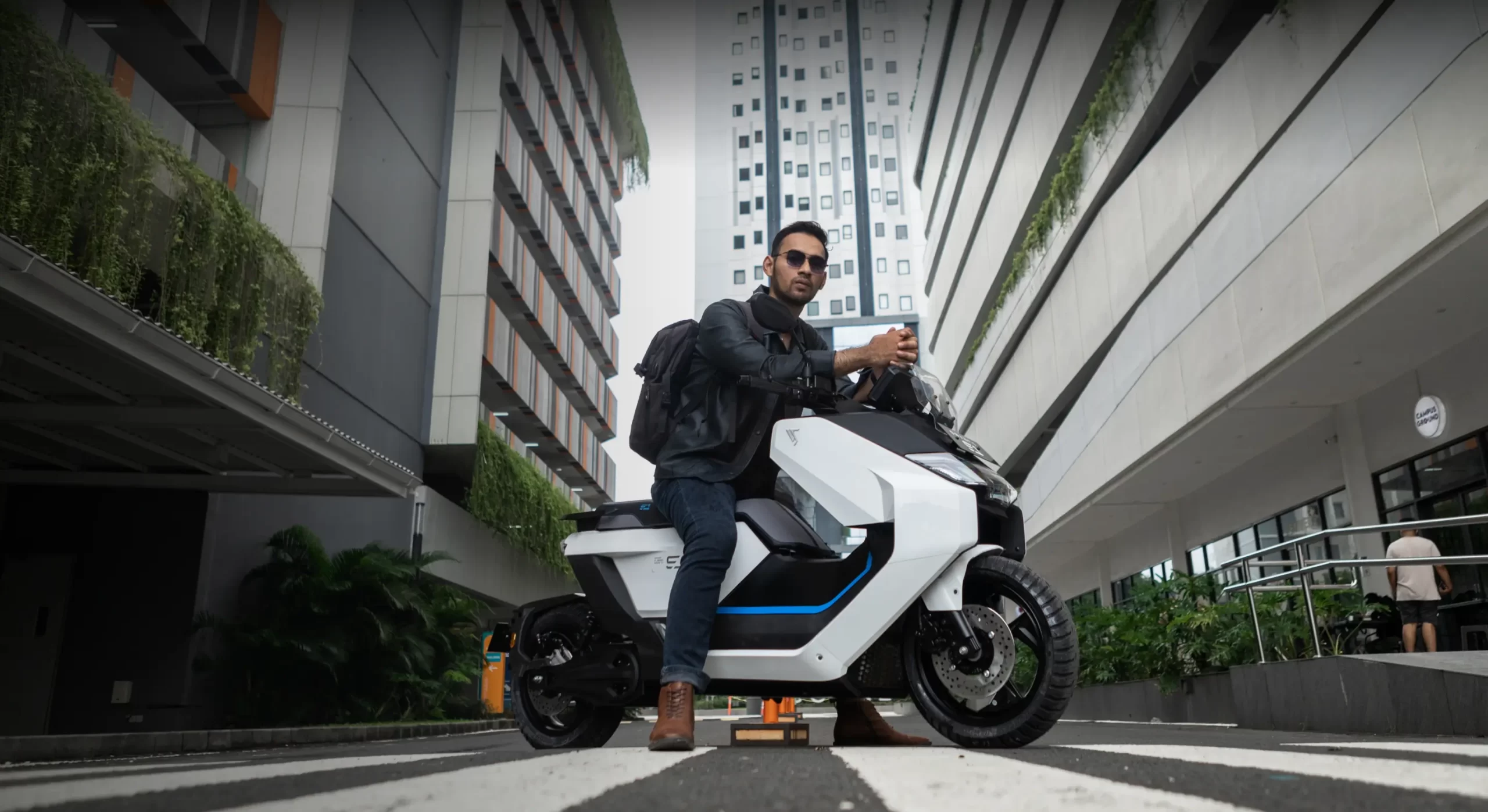 Masa Depan Urban Mobility: Bagaimana SAVART Motors Memimpin Perubahan Menuju Transportasi Berkelanjutan? cover image